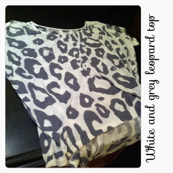 White and grey leopard top, loose fit
