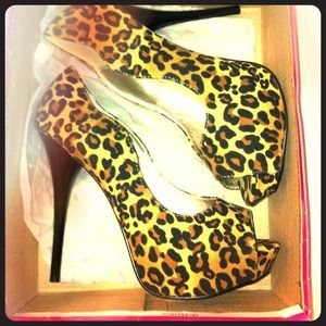 Leopard high heels !