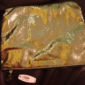 Victoria's Secret Clutches & Wallets - Victoria Secret Gold makeup bag Victoria's Secret Clutches & Wallets - Victoria Secret Gold makeup bag