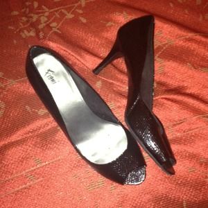 Black opened toe pump