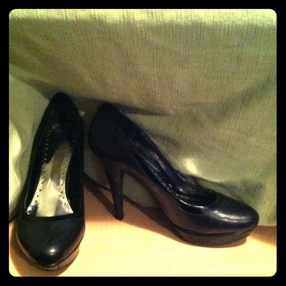 BCBG Blk leather platform heels (Used)