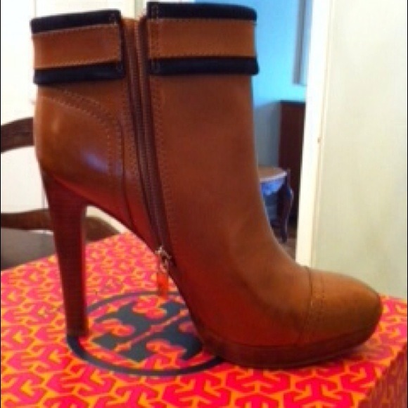 New Tory Burch cognac/navy Belinda bootie - size 8 - Picture 2 of 2