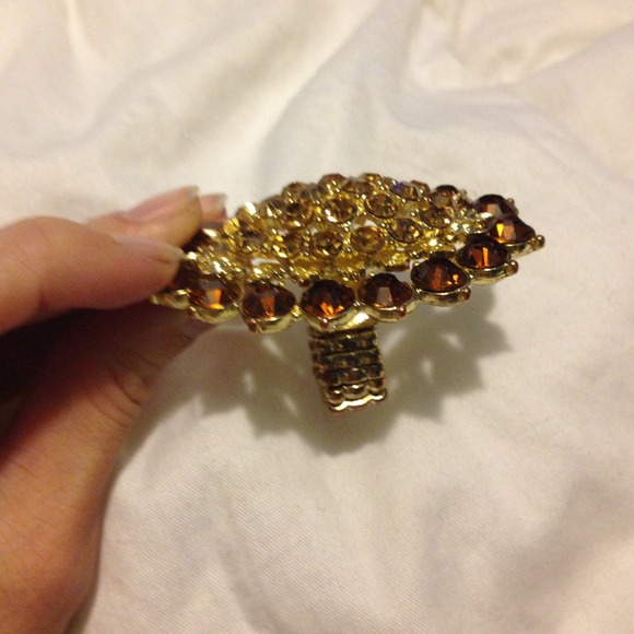 Nice over sized adjustable ring - Picture 2 of 2