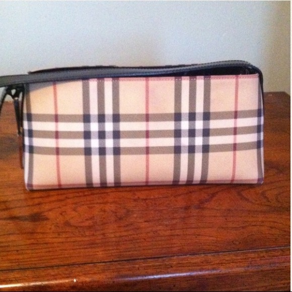 Burberry Handbags - 👜AUTHENTIC👜Burberry purse