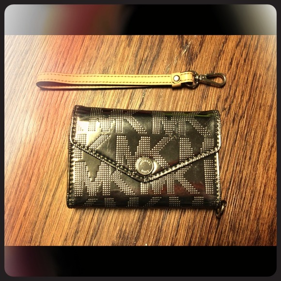 ❌RESERVED❌ AUTHENTIC MICHAEL KORS IPHONE WALLET