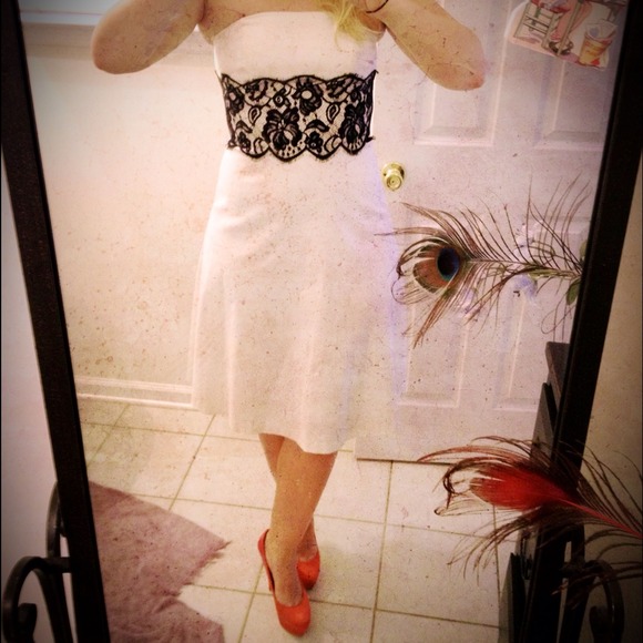 Elegant White House black market dress. - Picture 2 of 3