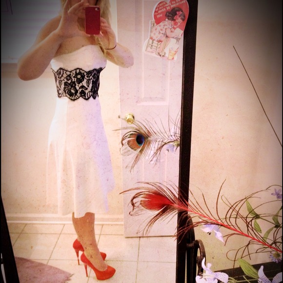 Elegant White House black market dress. - Picture 3 of 3