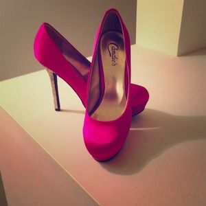 Candies size 8.5 hot Fuchsia pumps. Worn once