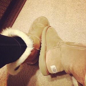 Uggs the 2 bailey button