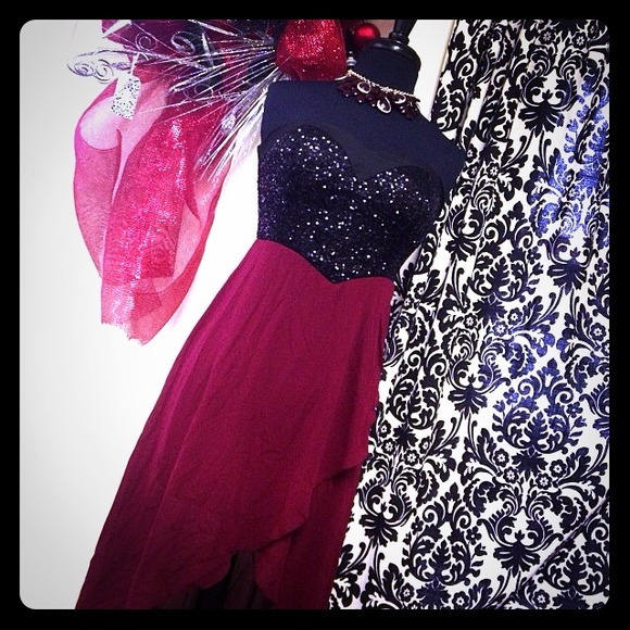 Beautiful strapless dress with sequins on top - Picture 1 of 1