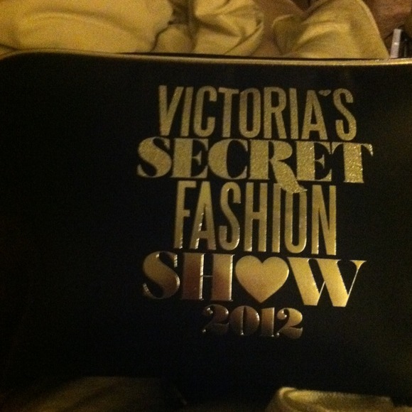 BNWT VS Makeup Black & Silver Makeup Bag!!