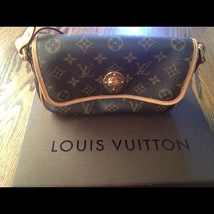 Louis Vuitton shoulder bag Louis Vuitton shoulder bag