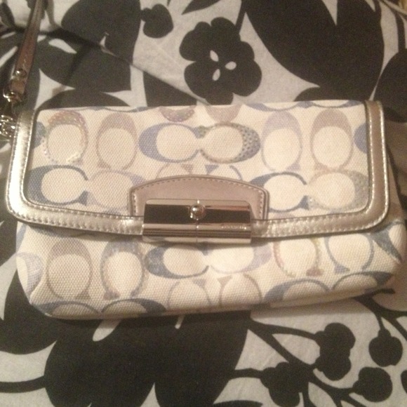 coach wallet hand