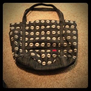 Kisses purse