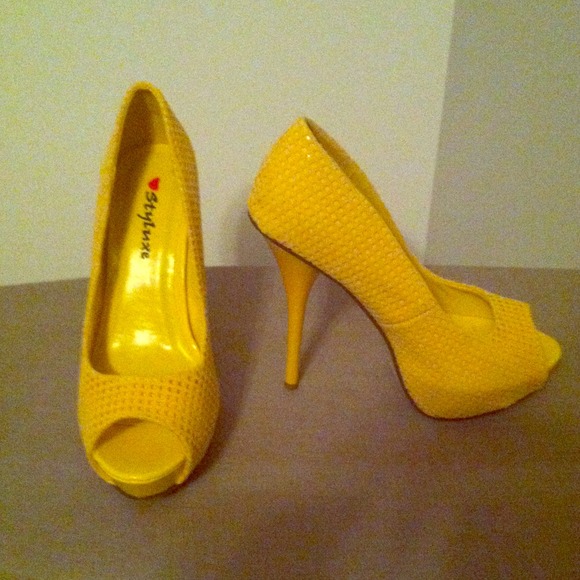 "SOLD" Brand new very sexy yellow heels - Picture 1 of 4