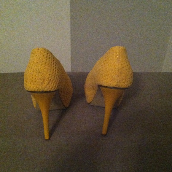 "SOLD" Brand new very sexy yellow heels - Picture 2 of 4