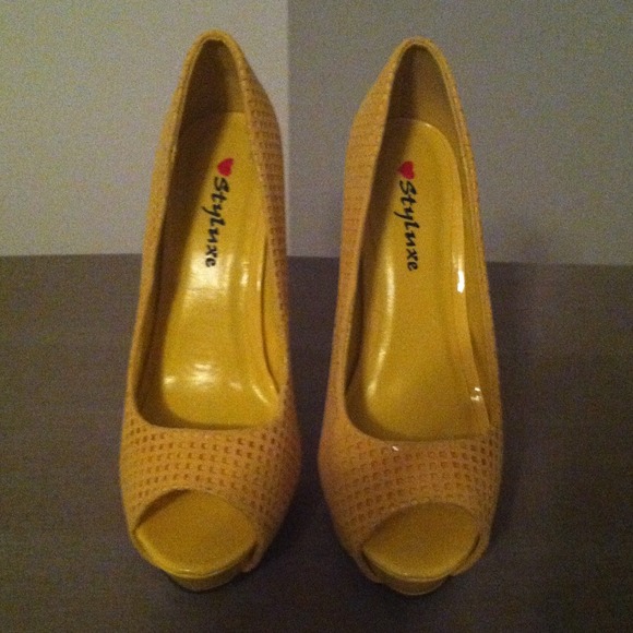 "SOLD" Brand new very sexy yellow heels - Picture 3 of 4