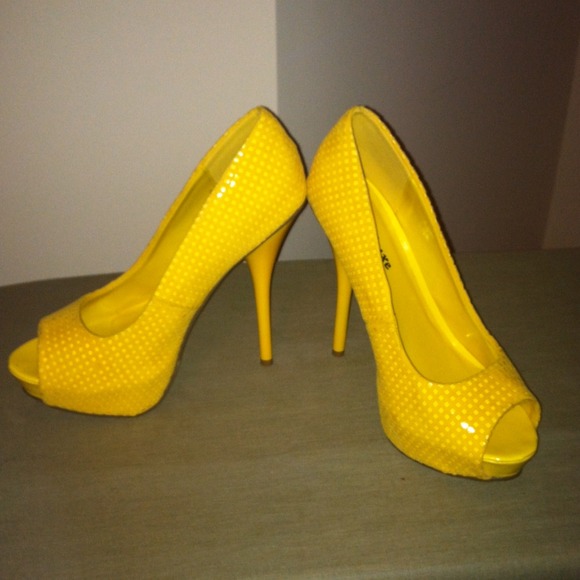 "SOLD" Brand new very sexy yellow heels - Picture 4 of 4