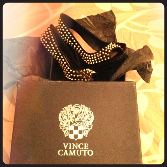 Size 8 Vince Camuto black and gold peep toe heels - Picture 1 of 4