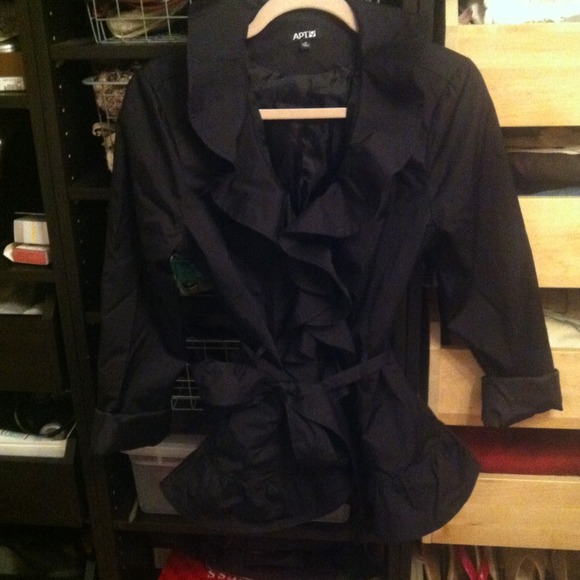 Ruffled classic short trench coat