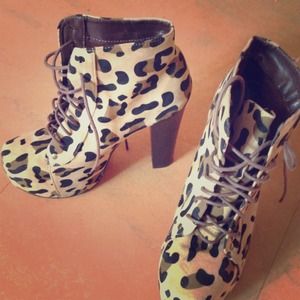 Glaze 7.5 SOHO cheetah heels