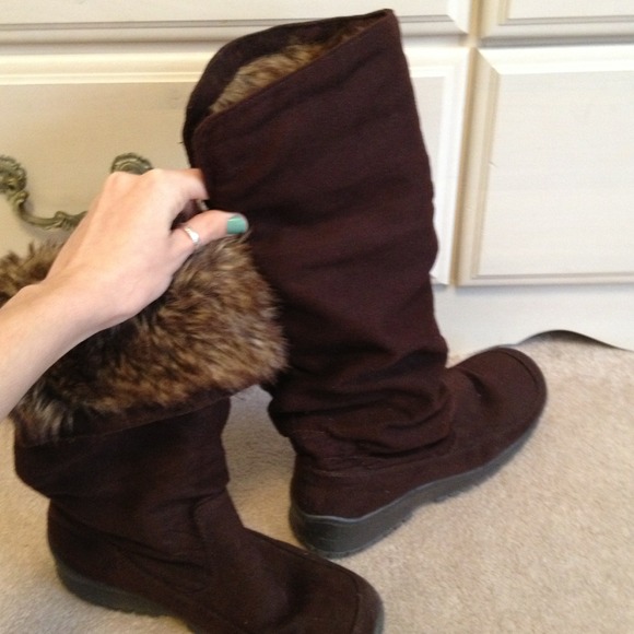 Roll up/down brown suede boots.