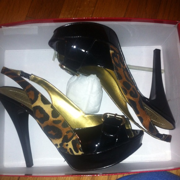 Brand new leopard Guess heels