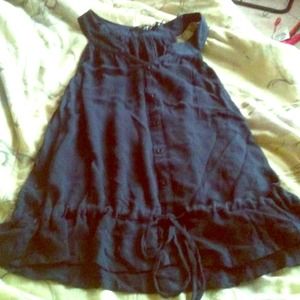 sleeveless navy blue shirt