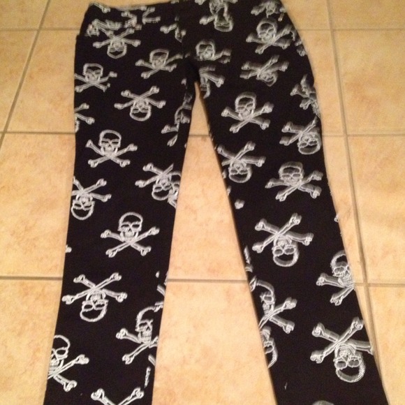 Skinny leg skull jeans