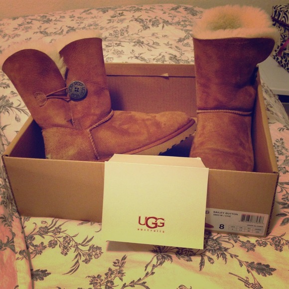 🎄RESERVED🎄Ugg Boots- Bailey Button
