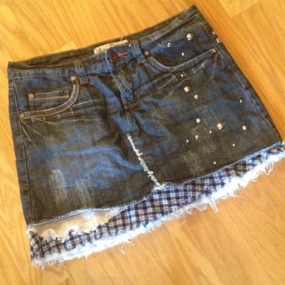 ✋✋SOLD!! Denim mini skirt a la Daisy Duke