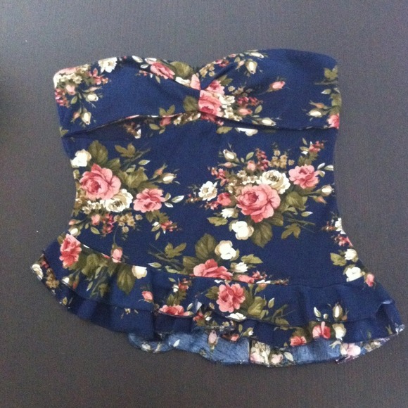 floral top. blue