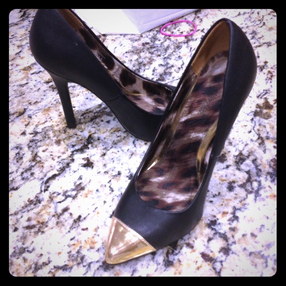 Capped toe pumps