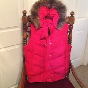 GAP DOWN RED VEST.....