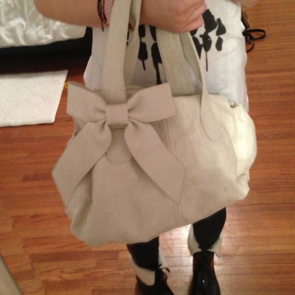 White bow bag