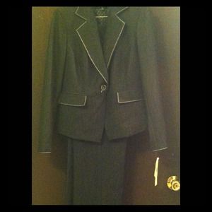 Size 6 Nine West women's pants suit