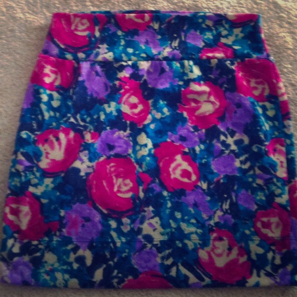 *hold*Floral mini skirt.
