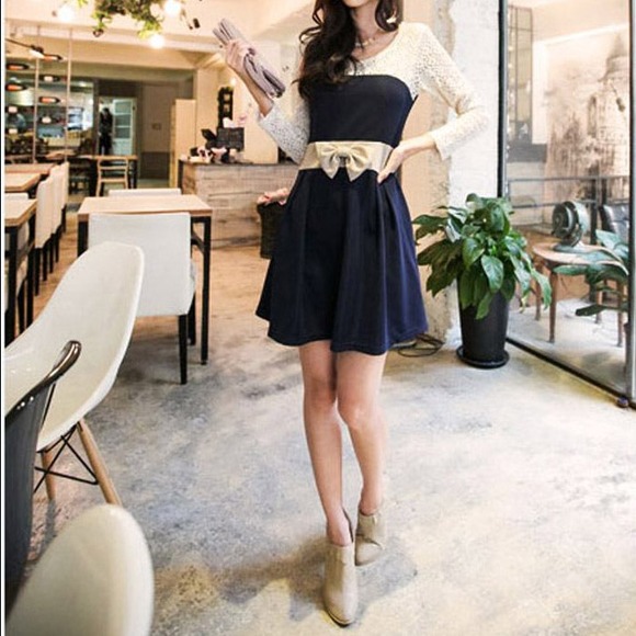Dresses & Skirts - ⬇REDUCED⬇Bowed Lace Shoulder Long Sleeve Dress