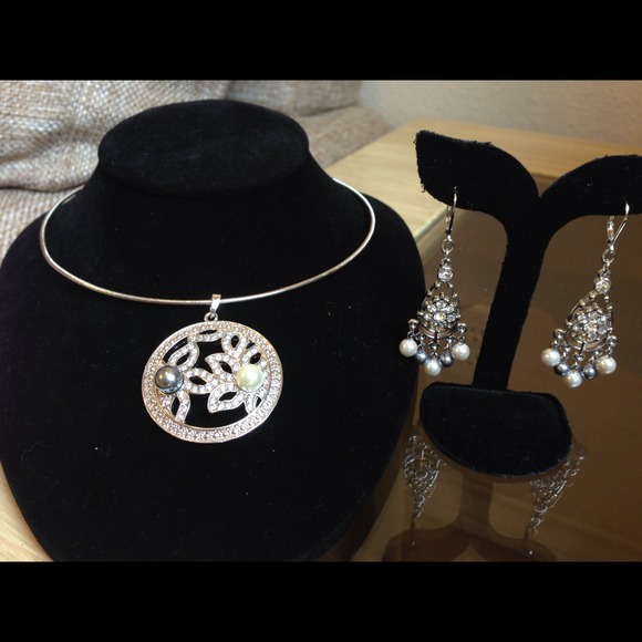 ❌SOLD❌in bundle🔴Swarovski Crystals and Pearls Set