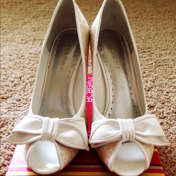 Ivory BCBG logo pumps!