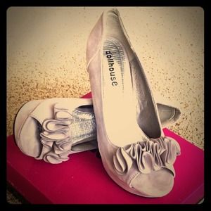 Brand New Size 8 Taupe Pumps!