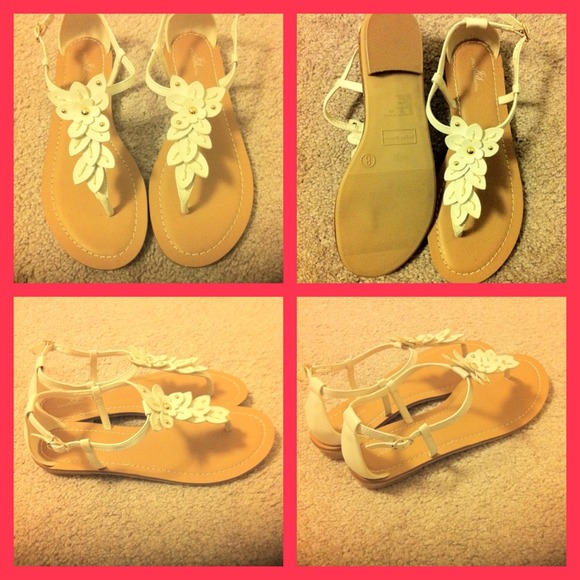 REDUCED Jaclyn Smith White&Gold Flower Sandal. 8