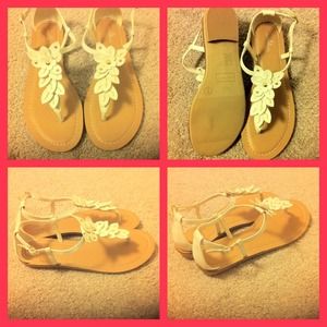 REDUCED Jaclyn Smith White&Gold Flower Sandal. 8
