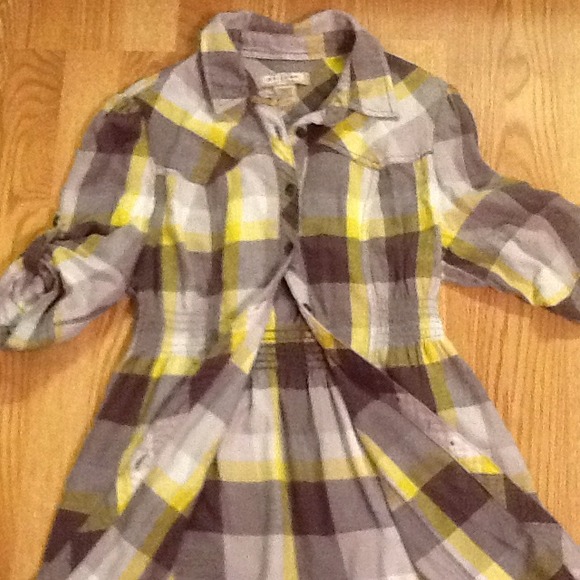 Quarter sleeve flannel shirt.