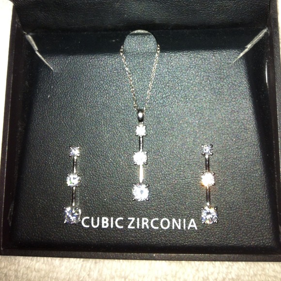 BUNDLED CZ PAST/PRES/FUT STYLE IN STERLING SILVER. - Picture 2 of 3