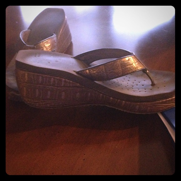 Volatile flip flops