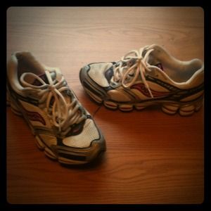 Saucony tennis shoes