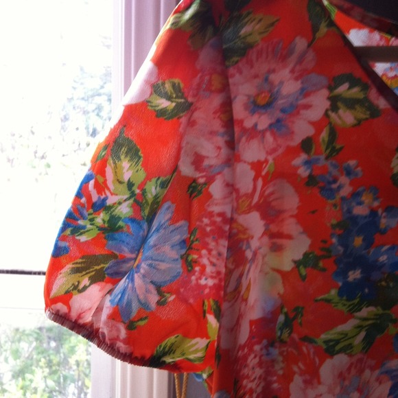 Flirty floral blouse - Picture 3 of 3