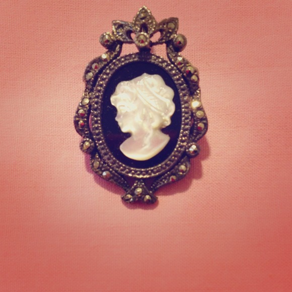 Gorgeous Cameo Necklace Charm/Pendent .