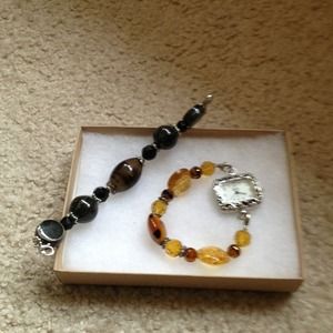 Watch w interchangeable strap